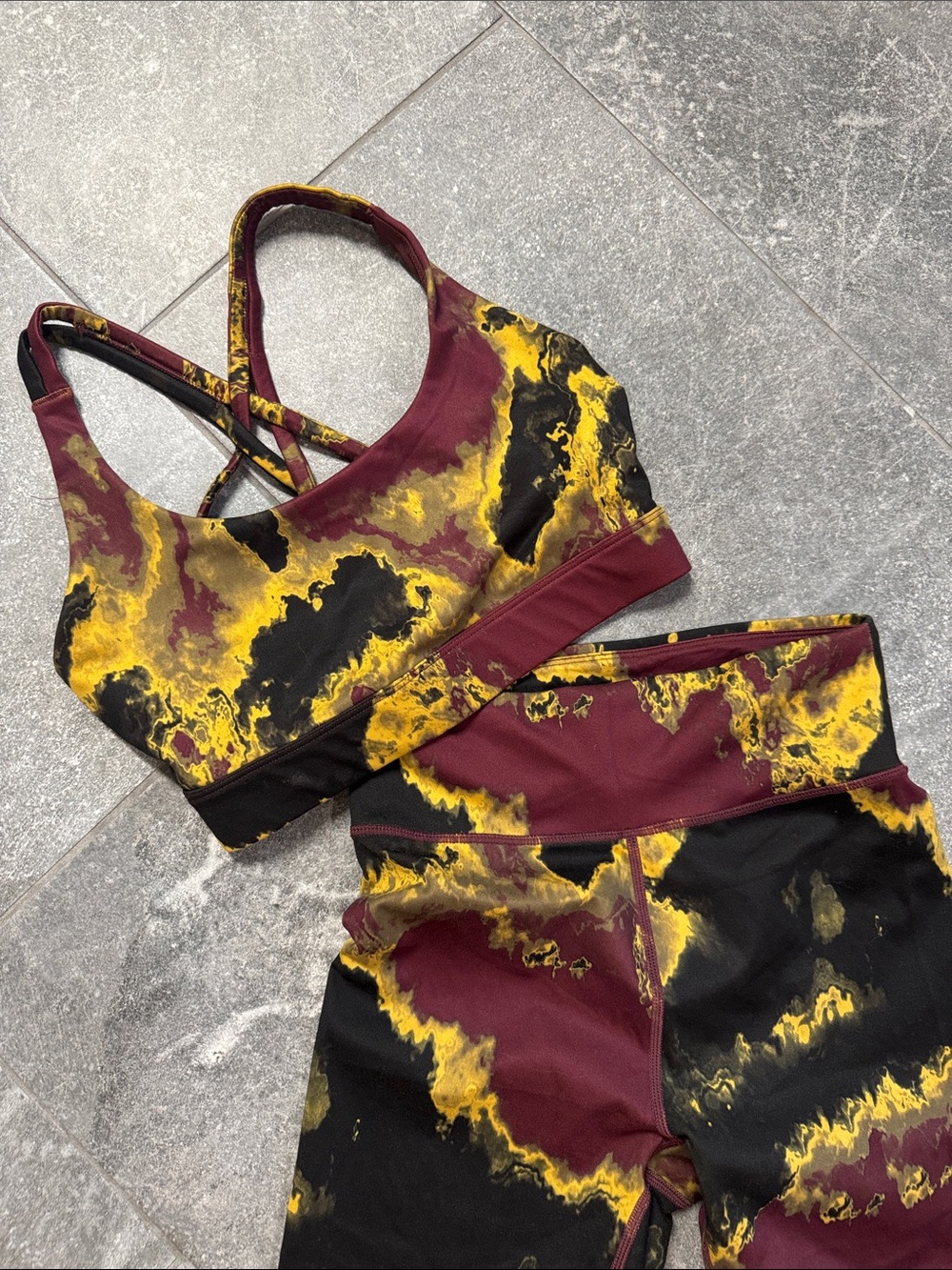 Acid WashHigh-Waist Leggings & Strappy Sports Bra Set - Burgundy, Black & Gold - Picture 2 of 7